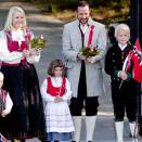 17. mai: Kronprinsfamilien hilset barnetoget i Asker utenfor Skaugum (Foto: Stian Lysberg Solum, Scanpix) 